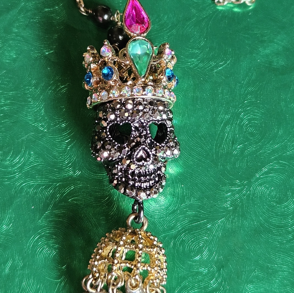 💀📿Betsey ROSARY style Unique Marcasite-Colored Stone Skull Necklace - NWOT📿💀 - Picture 5 of 14